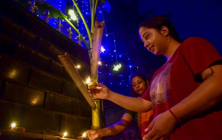 देव दिवाळीच्या दिवशी देवी-देवता पृथ्वीवर अवतरतात आणि काशीमध्ये दिवाळी साजरी करतात असं म्हटलं जातं, त्यामुळे या उत्सवाला देव दिवाळी असंही म्हटलं जातं.