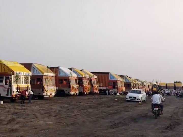 केज तालुक्यातील सांगवी (सारणी) गावातील तरुणांकडे एक, दोन नव्हे तर तब्बल 450 कंटेनर आहेत.