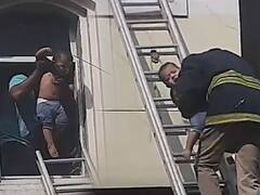 Fire Accident - Kid Rescued: పొగల్లో పిల్లాడు.. స్థానికుల సాయంతో చాకచక్యంగా రక్షించిన ఫైర్ సిబ్బంది