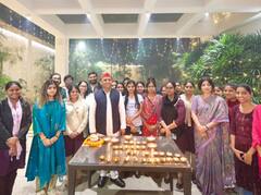 अखिलेश-डिंपल ने डायल 112 की महिलाओं के साथ मनाई दिवाली, बोले- सपा बनेगी इनकी आवाज