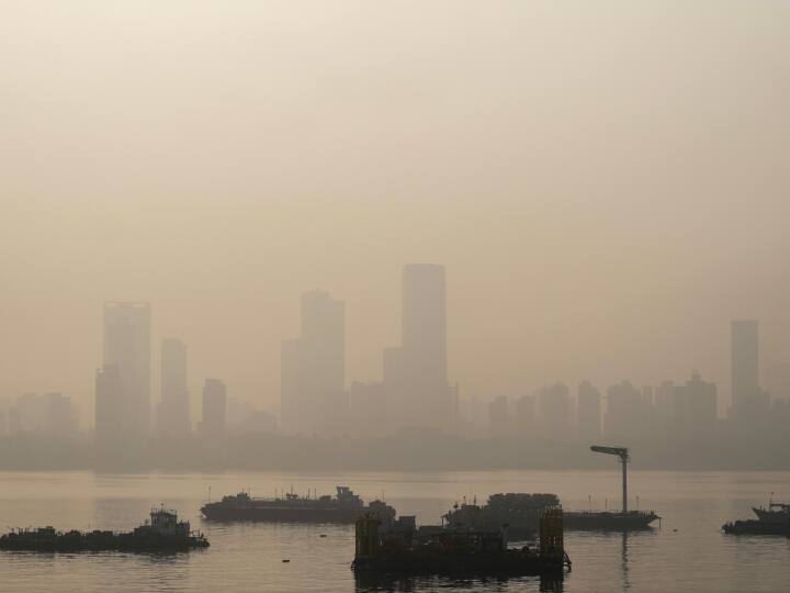 Mumbai Air Pollution Report Today Layer of haze seen AQI dips to poor category after diwali 2023 celebration Mumbai Pollution: मुंबई में धुएं में उड़ा सरकार और HC का आदेश, लोगों ने जमकर फोड़े पटाखे, अब सांस लेना हुआ मुश्किल