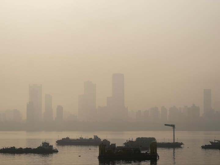 Mumbai Pollution: मुंबई में धुएं में उड़ा सरकार और HC का आदेश, लोगों ने जमकर फोड़े पटाखे, अब सांस लेना हुआ मुश्किल
