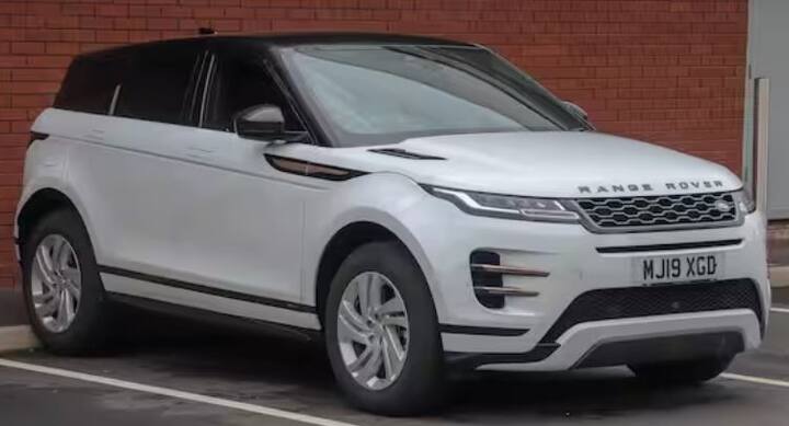 ਇਸ ਸੂਚੀ ਵਿੱਚ ਅਗਲਾ ਨਾਮ ਰੇਂਜ ਰੋਵਰ ਵੋਗ SUV ਦਾ ਹੈ, ਜੋ ਕਿ ਸਟਾਈਲ ਅਤੇ ਆਰਾਮ ਦੇ ਨਾਲ ਇੱਕ ਸ਼ਾਨਦਾਰ ਲਗਜ਼ਰੀ ਆਫ-ਰੋਡਰ ਹੈ।