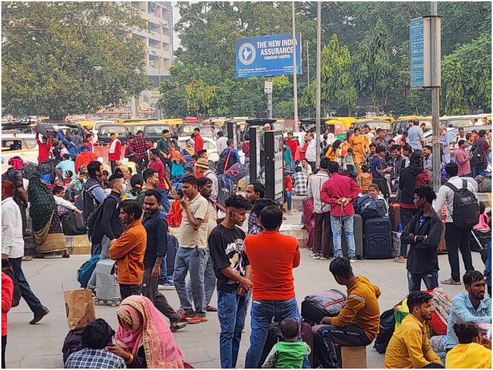 इस कारण यूपी-बिहार की तरफ जाने वाली ट्रेनों में यात्रियों की काफी भीड़ जा रही है, जिससे न केवल अनारक्षित टिकट यात्रियों को परेशानी हो रही है बल्कि इसका खामियाजा आरक्षित टिकट पर यात्रा कर रहे अन्य यात्रियों को भी उठाना पड़ रहा है.