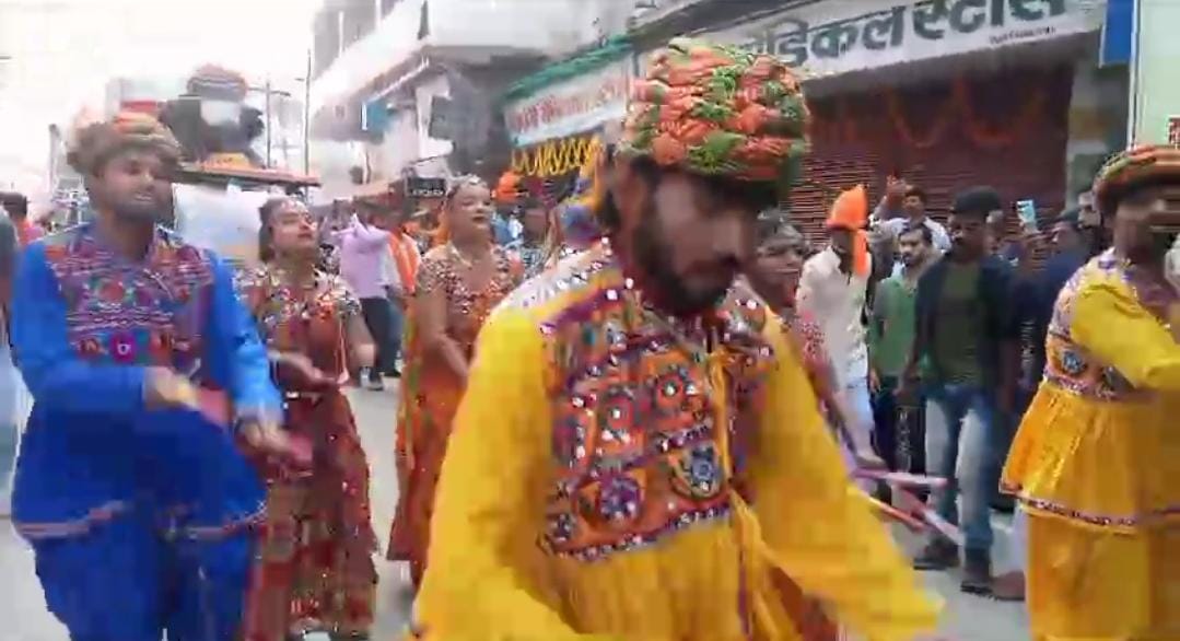 Govardhan Puja 2023: वाराणसी में गोवर्धन पूजा पर निकली भव्य शोभा यात्रा, झांकियों ने भी मोहा लोगों का मन