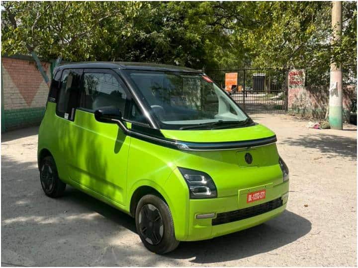 एमजी कॉमेट इलेक्ट्रिक कॉम्पैक्ट हैचबैक 17.3kWh बैटरी के साथ सिंगल पावरट्रेन में उपलब्ध है. इसे एक इलेक्ट्रिक मोटर के साथ जोड़ा गया है जो 41bhp पॉवर और 110Nm का टॉर्क जेनरेट करता है. यह केवल स्टैंडर्ड चार्जिंग को सपोर्ट करता है. इसमें इलेक्ट्रिक हैचबैक में तीन ड्राइविंग मोड मिलते हैं, जिसमें इको, नॉर्मल और स्पोर्ट शामिल हैं. इसकी एक्स शोरूम कीमत 7.98 लाख रुपये से शुरू होती है.