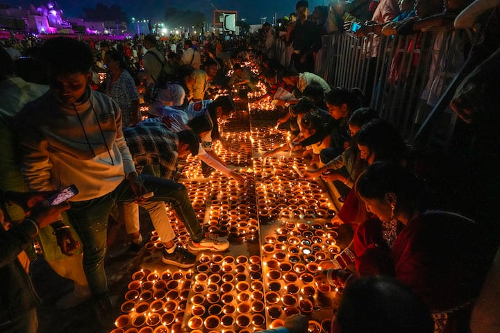 या दिवशी भगवान शिवाने त्रिपुरासुर या राक्षसाचा वध केला होता असं मानलं जातं. राक्षसापासून मुक्ती मिळाल्याचा आनंद साजरा करण्यासाठी देवी-देवता दिवाळी साजरी करण्यासाठी काशीच्या गंगा घाटावर उतरले होते.