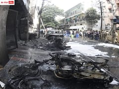 నాంపల్లి అగ్ని ప్రమాద ప్రాంతంలో ఉద్రిక్తత - కాంగ్రెస్, ఎంఐఎం వర్గాల ఘర్షణ, పోలీసుల లాఠీఛార్జ్