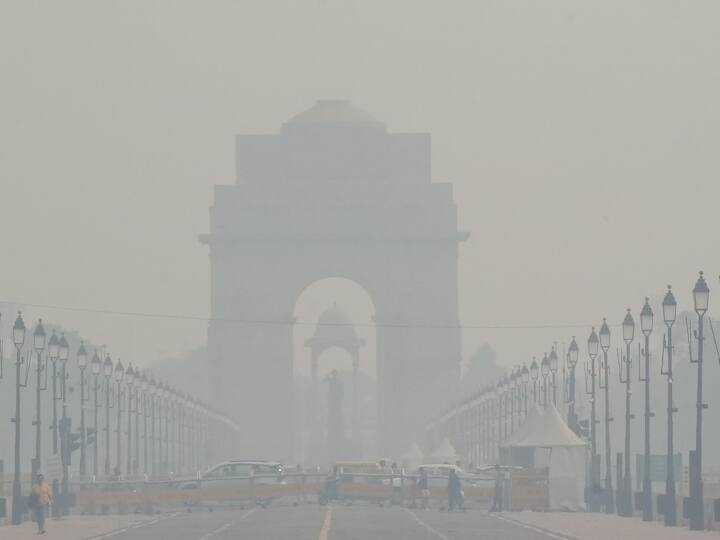 Delhi Air Quality Index: दिवाली का त्योहार रविवार को बहुत ही उत्साह से मनाया गया है. जिसके बाद दिल्ली में प्रदूषण का स्तर बढ़ गया है. शहर में पटाखे फोड़ने की वजह से सुबह में धुंध छा गई.