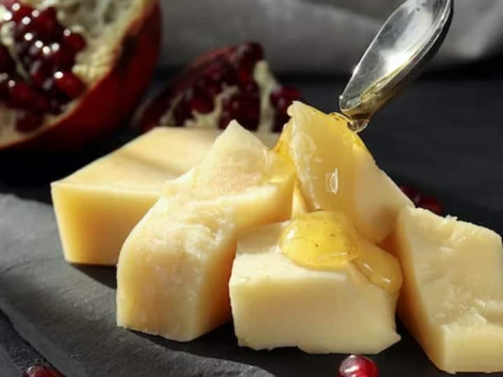 யோகர்ட் சீஸை தேனுடன் கலந்து முகத்தில் தடவி 15 நிமிடங்கள் கழுவலாம்.