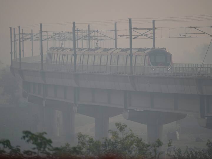 Delhi topped the list, recording an AQI of 412, which falls under the 'severe' catergory as residents flouted the ban on firecrackers on Diwali night. (Image Source: PTI)