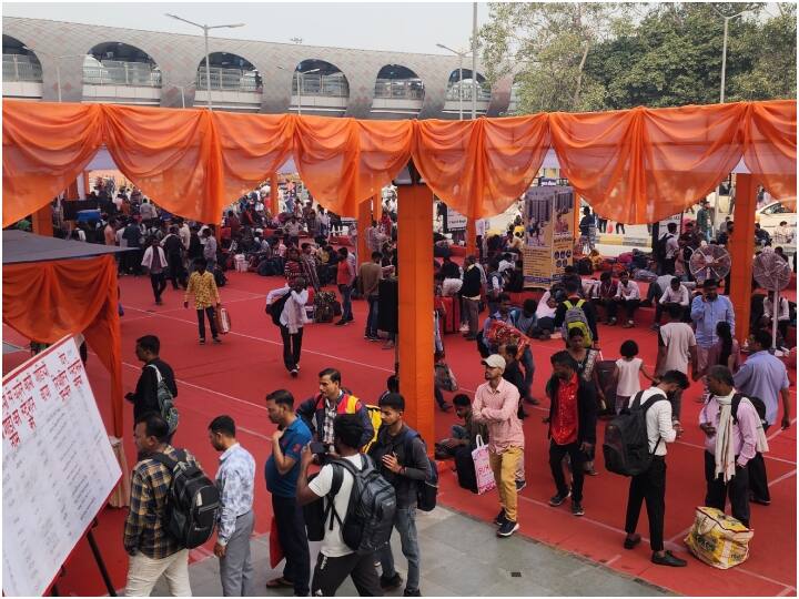 यात्रियों के लिए स्टेशन परिसर में टेंट लगाए गए हैं, जिसमें लाइट, पंखा, पानी, एलईडी स्क्रीन, टॉयलेट आदि की सुविधाएं उपलब्ध हैं. लोग-बाग रेलवे की इन सुविधाओं से संतुष्ट भी नजर आ रहे हैं. उन्होंने कहा कि इस से प्लेटफॉर्म पर अनावश्यक भीड़ नहीं हो रही है. ये सुविधा इससे पहले लोगों को नहीं मिलती थी.