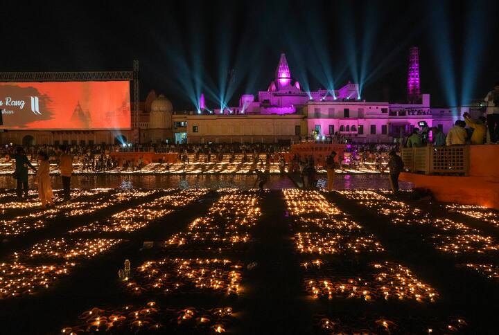 देव दिवाळी साजरी करण्याचा शुभ मुहूर्त रविवार, 26 नोव्हेंबर 2023 च्या संध्याकाळी 5:08 मिनिटांपासून 7:47 मिनिटांपर्यंत, म्हणजेच प्रदोष काळात आहे.