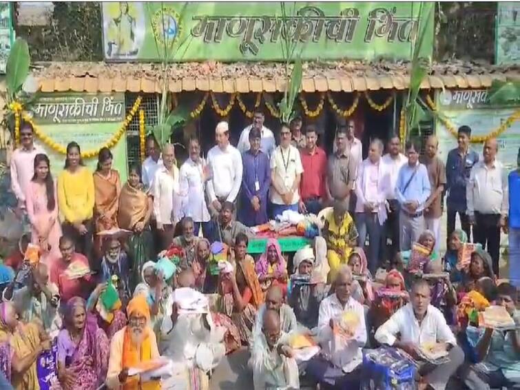 Diwali celebrated in unique way with street wanderers poor Elderly underprivileged Maharashtra marathi News रस्त्यावर भटकणाऱ्या, गोरगरीब, वयोवृद्ध, वंचितांसोबत साजरी केली अनोख्या पद्धतीनं दिवाळी