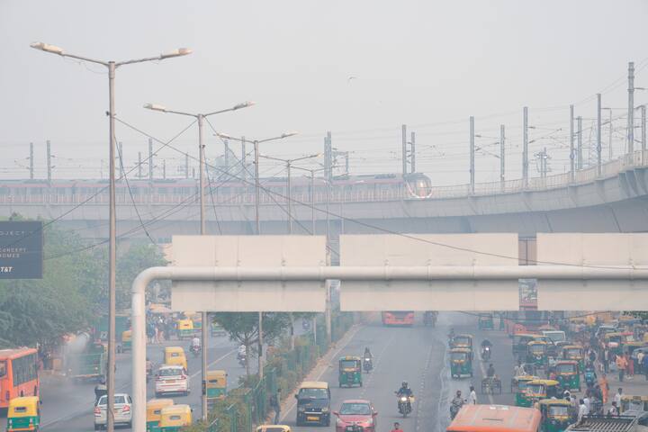 पिछले तीन वर्षों की बात करे तो दिल्ली ने शहर के भीतर पटाखों के निर्माण, भंडारण, बिक्री और उपयोग पर प्रतिबंध की घोषणा की. पिछले साल, पराली जलाने की घटनाओं में कमी, बारिश में देरी, अनुकूल मौसम संबंधी स्थितियां और दिवाली की शुरुआत में रोशनी के त्योहार के बाद दिल्ली को गैस चैंबर में बदलने से रोका गया.