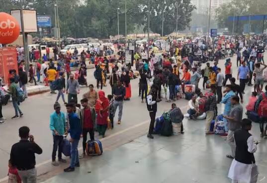 ਹਾਲਾਂਕਿ, ਸਭ ਤੋਂ ਵੱਡੀ ਸਮੱਸਿਆ ਟਰੇਨ ਨੂੰ ਲੈ ਕੇ ਹੋ ਰਹੀ ਹੈ। ਲੋਕਾਂ ਦਾ ਕਹਿਣਾ ਹੈ ਕਿ ਬਿਹਾਰ ਜਾਣ ਲਈ ਨਾ ਤਾਂ ਬਹੁਤ ਸਾਰੀਆਂ ਗੱਡੀਆਂ ਹਨ ਅਤੇ ਨਾ ਹੀ ਟਿਕਟਾਂ ਮਿਲ ਰਹੀਆਂ ਹਨ। ਜਦੋਂ ਅਸੀਂ ਉਨ੍ਹਾਂ ਨੂੰ ਵਾਧੂ ਰੇਲ ਟਿਕਟ ਕਾਊਂਟਰਾਂ ਬਾਰੇ ਦੱਸਿਆ ਤਾਂ ਲੋਕਾਂ ਨੇ ਕਿਹਾ ਕਿ ਉਨ੍ਹਾਂ ਨੂੰ ਸਿਰਫ਼ ਅਣ-ਰਿਜ਼ਰਵਡ ਟਿਕਟਾਂ ਮਿਲ ਰਹੀਆਂ ਹਨ। ਭਾਵੇਂ ਇਹ ਔਨਲਾਈਨ ਹੋਵੇ ਜਾਂ ਔਫਲਾਈਨ, ਉਹ ਕਿਸੇ ਵੀ ਮਾਧਿਅਮ ਰਾਹੀਂ ਰਿਜ਼ਰਵਡ ਕਨਫਰਮਡ ਟਿਕਟਾਂ ਪ੍ਰਾਪਤ ਕਰਨ ਦੇ ਯੋਗ ਨਹੀਂ ਹਨ।