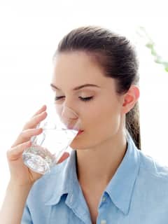 ગ્લાસ ધોયા વગર વારંવાર પાણી પીતા હોય તો સાવધાન! સ્વાસ્થ્ય માટે જોખમી બની શકે છે