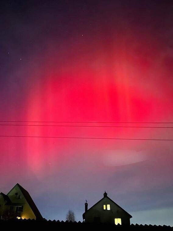 यहां नीले से लाल हुआ आसमान, वजह जानकर रह जाएंगे हैरान