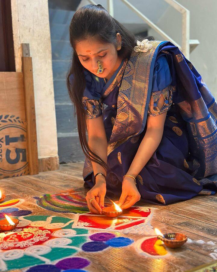 यात ती निळ्या रंगाच्या साडीत दिसत आहे. गौतमीचा हा अंदाज देखील लोकांच्या पसंतीस उतरत आहे.