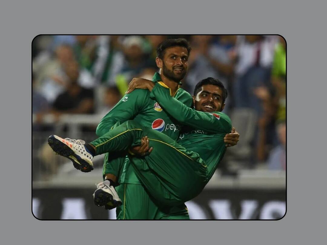Shoaib Malik said that he is ready to play for Pakistan in the T20 World Cup to be held next year in the West Indies Shoaib Malik : चोरावर मोर! बाबर आझम कात्रीत सापडताच शोएब मलिकचं टिक टिक वाजते डोक्यात; म्हणाला, मी अजूनही...