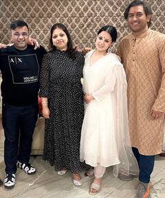 Dhoni With Rishabh Pant: দীপাবলি উদযাপন করতে ধোনির বাড়িতে পন্থ, নজর কাড়ল কার পোশাক?