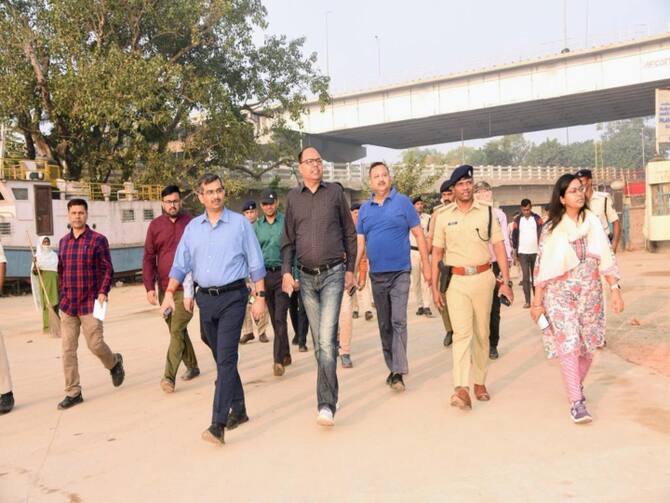 DM Dr Chandrashekhar Singh Inspected The Ganga Ghats Regarding  -arrangements For Chhath Puja 2023 Fasts In Patna Ann | Chhath Puja 2023:  राजधानी पटना में छठ व्रतियों की व्यवस्था में जुटा जिला