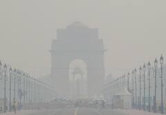 Delhi Air Pollution: दिवाली के बाद दिल्ली में बढ़ा प्रदूषण स्तर, छा गई धुंध, देखें तस्वीरें