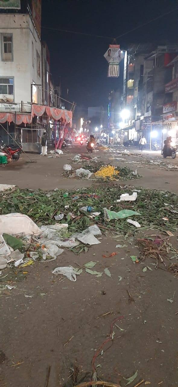 सांगली मिरज आणि कुपवाड शहर महानगरपालिकेकडून दिवाळीत रात्रीच स्वच्छता मोहीम राबवण्यात आली.