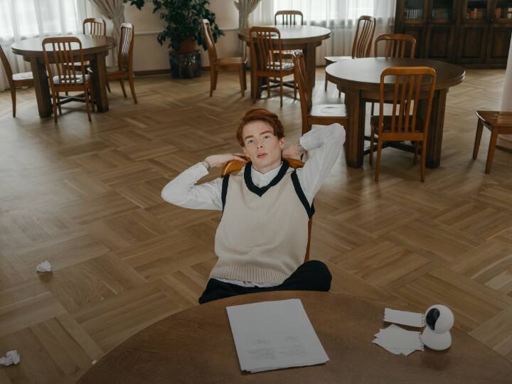 ऐसा करने के लिए बस अपने डिवाइस पर अवेलेबल वाई-फाई नेटवर्क सर्च करें और संदिग्ध लगने वाले किसी भी नाम की तलाश करें. अगर आपको नेटवर्क पर सूचीबद्ध कैमरा मिलता है, तो संभावना है कि कमरे में एक छिपा हुआ कैमरा है.