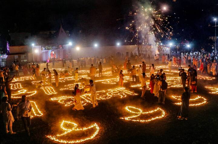 देव दीपावली किंवा देव दिवाळी हा सण कार्तिक महिन्यातील पौर्णिमेला साजरा केला जातो. 2023 मध्ये पौर्णिमा 26 नोव्हेंबर रोजी येत आहे, त्यामुळे या दिवशी देव दिवाळीचा सण साजरा केला जाईल.