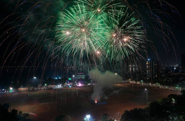 देव दिवाळीला काशी आणि गंगेच्या घाटांवर फार गर्दी दिसून येते. या दिवशी तेथे दीपदान केले जाते.