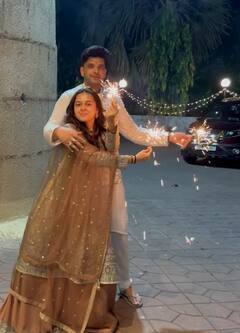 Diwali 2023: दिवाली पर तेजस्वी प्रकाश ने बॉयफ्रेंड करण कुंद्रा के साथ मचाया खूब धमाल, फूलझड़ी जलाते हुए शेयर की तस्वीरें