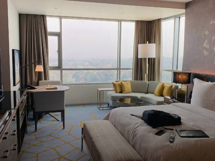 किसी होटल के कमरे में छिपे हुए कैमरों की जांच करने के लिए पहला कदम यही है कि वहां रखी हुई असामान्य वस्तु या डिवाइस को ध्यान से देखें. लोग ऐसे ऑब्जेक्ट में कैमरा छिपा सकते हैं. इन असामान्य वस्तुओं में स्मोक डिटेक्टर, घड़ी रेडियो, शीशा या बिजली के आउटलेट शामिल हैं.