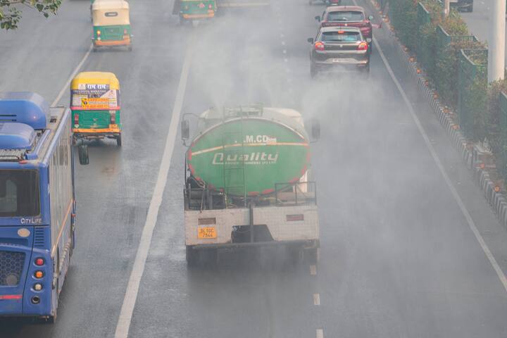 दिवाली से पहले हवा की गुणवत्ता में काफी हद तक सुधार हुआ था. क्योंकि शुक्रवार को दिल्ली एनसीआर में बारिश हुई थी. जिसके वजह से हवा की गुणवत्ता में सुधार देखने को मिला था. 28 अक्टूबर से शुरू होने वाले दो सप्ताह तक शहर में हवा की गुणवत्ता बहुत खराब से लेकर गंभीर लेवल तक पहुंच गई थी. इस दौरान दिल्ली पर दमघोंटू धुंध छाई रही थी.