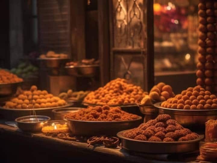 Having too much sugar in your diet in diwali can make you a victim of many Diwali पर कहीं आपने भी तो नहीं खा ली है ज्यादा मिठाई, ऐसे पहचानें डायबिटीज बढ़ी तो नहीं है