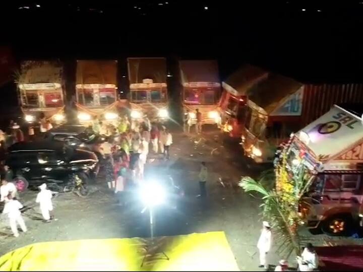 विशेष म्हणजे, 1995 ते 2000 दरम्यान गावातील काही तरुण विविध वाहनांवर क्लीनर म्हणून काम करीत होते.