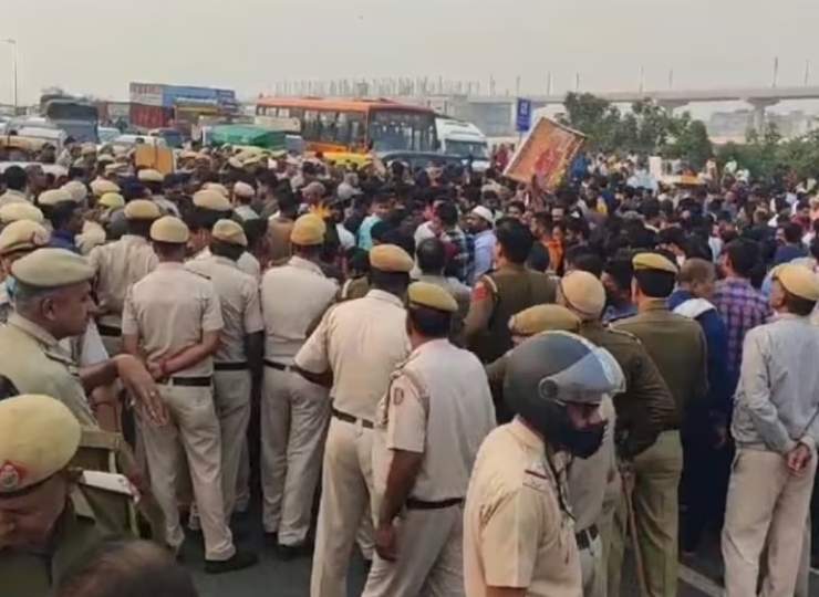 Delhi: बुराड़ी इलाके के कई कॉलोनियों में रहने वालों को घर खाली करने का ...