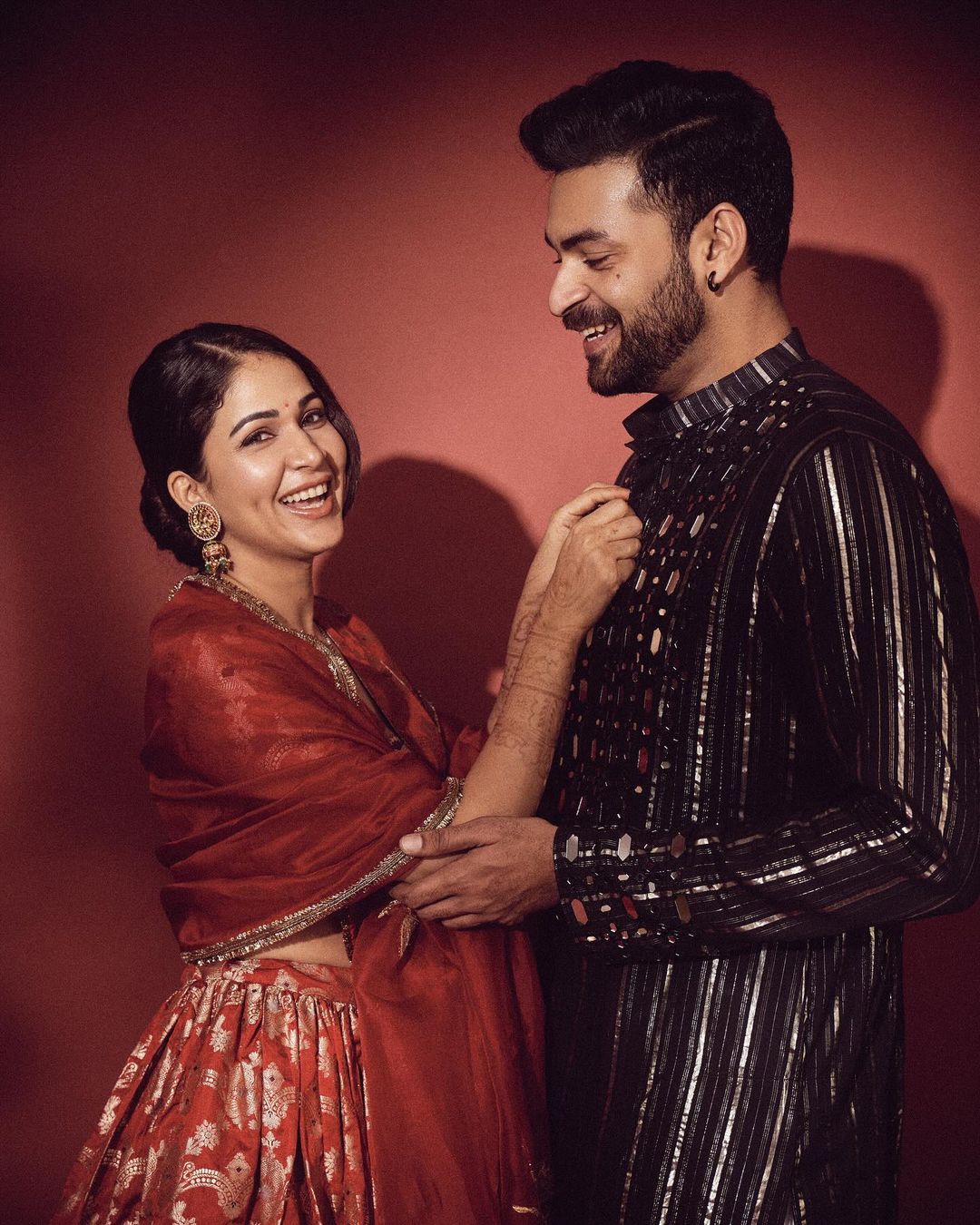 Super Cute Bollywood Poses for Pre-wedding Shoots! (Especially All Those  Inspired By SRK!) | Wedding photoshoot props, Wedding stills, Wedding couple  poses photography