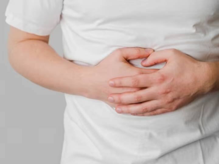 Bloating can be a sign of stomach cancer 5 things to know क्या पेट में सूजन Stomach Cancer का शुरुआती लक्षण है? जानिए इससे जुड़ी कुछ जरूरी बातें