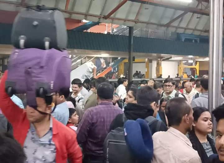 Chhath Puja 2023 difficult for passengers to board train Delhi Railway Station to go UP-Bihar ann Chhath Puja 2023: UP-Bihar जाने के लिए दिल्ली रेलवे स्टेशन पर यात्रियों का ट्रेन में चढ़ना मुश्किल, ऐसा होने पर भगदड़ का खतरा अलग