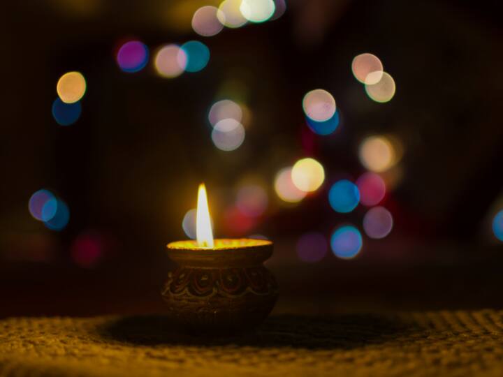 काफी सारे यूजर्स ने दिवाली पर दीपक क्यों जलाते हैं? यह सवाल गूगल पर सर्च किया. यह तीसरा टॉप ट्रेंडिंग सवाल था.