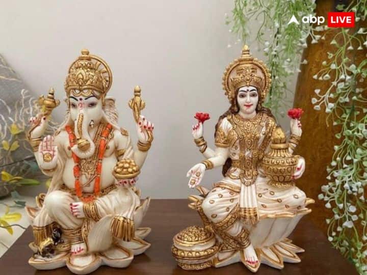 गणेश-लक्ष्‍मी की नई मूर्तियां आने के बाद एक चौकी पर कपड़ा बिछाकर उनकी पूजा करनी चाहिए. हालांकि, पुरानी मूर्तियों को पूजा वाले स्‍थान पर ही रहने दें. भाई दूज के बाद नई मूर्तियों को चौकी पर से हटाएं. पुरानी मूर्तियों की श्रद्धा पूर्वक प्रार्थना करें. इसके बाद पुरानी मूर्तियों की रोली अक्षत, खील-बताशे, पुष्‍प, मिष्‍ठान चढ़ाकर पूजा करें. आरती करें, इसके बाद नई मूर्ति को वहां पर रख दें और पुरानी मूर्ति को पूजा के स्‍थान से हटा दें.