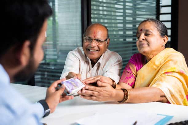 एनपीएस कॅल्क्युलेटरनुसार, जर 25 वर्षांच्या व्यक्तीने 60 वर्षांपर्यंत एनपीएसमध्ये दरमहा 6,531 रुपये गुंतवले तर, त्याला 60 वर्षांनंतर दरमहा 50,005 रुपये पेन्शन मिळेल.   (Image Source : istock)