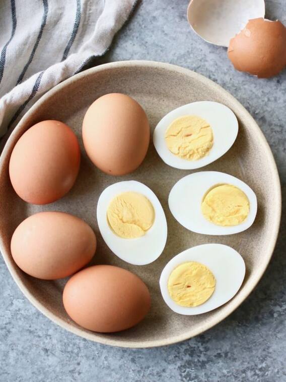 उबले हुए अंडे या ऑमलेट, सर्दियों में क्या खाना फायदेमंद है?