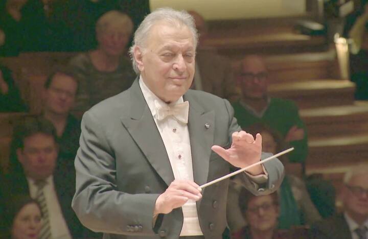 मुंबई में जन्मे आर्केस्ट्रा कंडक्टर जुबीन मेहता पूरी दुनिया में फेमस हैं. उन्हें पांच बार ग्रेमी अवॉर्ड से नवाजा जा चुका है. उन्हें सबसे पहला अवॉर्ड साल 1981 में Isaac Stern 60th Anniversary Celebration के लिए मिला था. उन्हें दो कैटेगरी में ये अवॉर्ड अपने नाम किया था.