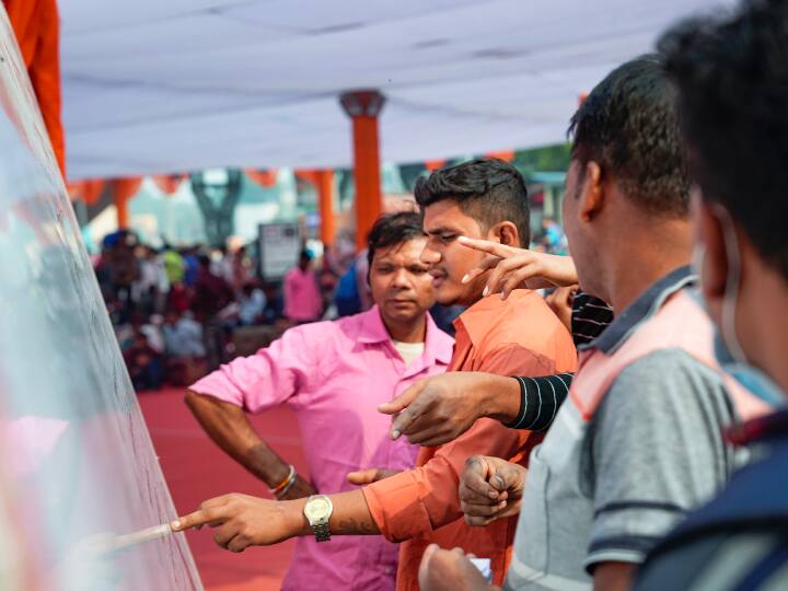 हालांकि टिकट लेने के बाद वैसे यात्री जिन्होंने रिजर्वेशन करा रखा है उन्हें भी सीट नहीं मिल पा रही है. ट्रेनों में पैर रखने तक की जगह नहीं है. वहीं जेनरल बोगी में ठेलमठेल वाली स्थिति है.