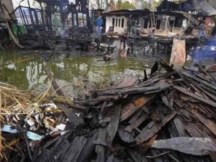 Jammu Kashmir Dal Lake Fire 3 Deaths 5 Houseboats 12 House Burnt to Ashes Loss Worth 40 Crore ANN Dal Lake Fire: 3 मौतें, पांच हाउसबोट्स और 12 घर जलकर राख, डल झील में आग से करोड़ों का नुकसान