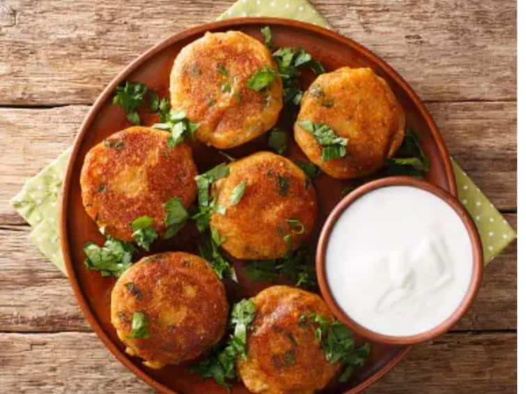 Oats Moong Dal Tikki Recipe Children Snack box Oats Moong Dal Tikki : ஓட்ஸ், பாசிப்பருப்பு.. குழந்தைகளுக்கு ஸ்நாக்ஸ் கொடுக்க சத்தான, சுவையான சில்லா ரெடி..