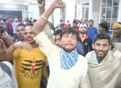 Punjab news: ਪੰਜਾਬ ਤੋਂ ਬਿਹਾਰ ਦੇ ਕਟਿਹਾਰ ਜਾਣ ਵਾਲੀ ਰੇਲਗੱਡੀ ਹੋਈ ਰੱਦ, ਗੁੱਸੇ ‘ਚ ਯਾਤਰੀਆਂ ਨੇ ਸਰਹਿੰਦ ਰੇਲਵੇ ਸਟੇਸ਼ਨ ‘ਤੇ ਕੀਤਾ ਪਥਰਾਅ