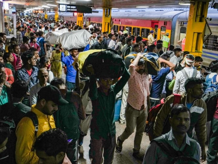 Chhath Puja 2023 Indian Railways Trains Full Tour Travels Bus Fare increased double due to huge crowd ANN Chhath Pooja 2023: छठ पूजा पर ट्रेनें फुल, बसों में जाने को मजबूर लोग, डबल हुआ बस क‍िराया, टूर-ट्रैवल्‍स ऑपरेटरों ने बताई ये वजह
